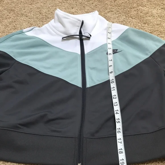 NWT! NIKE Size L Multi Combo cropped sweatshirt